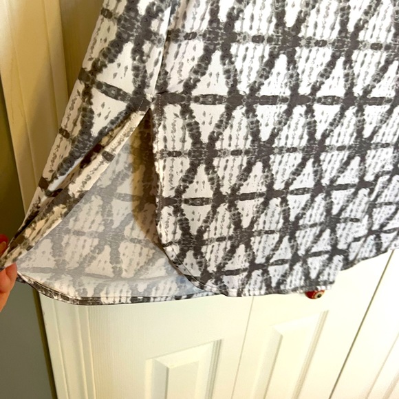 Woman’s dressing tank top - Picture 3 of 3